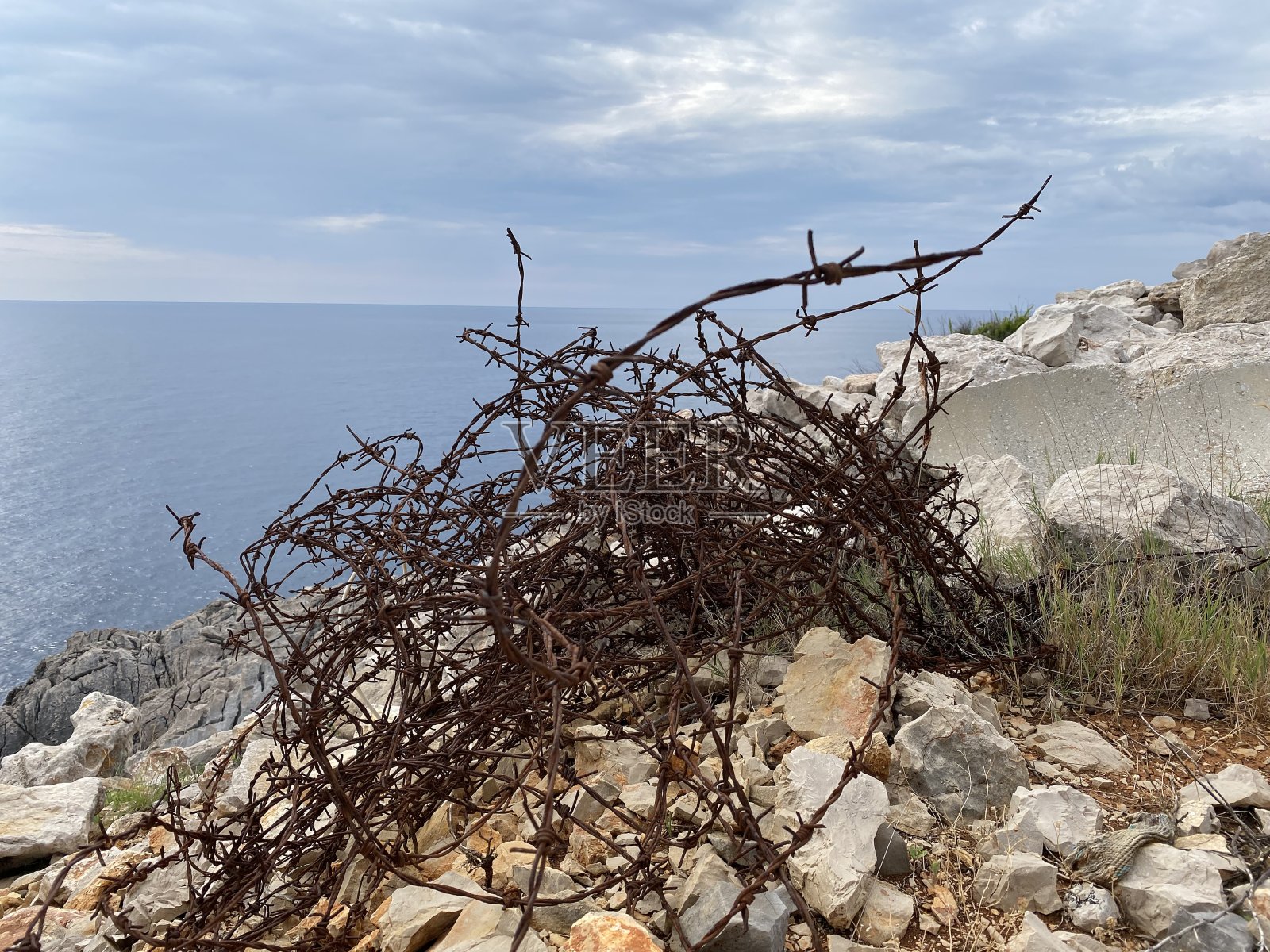 克罗地亚半岛普雷夫拉卡在科托尔湾与黑山边境-铁丝网照片摄影图片
