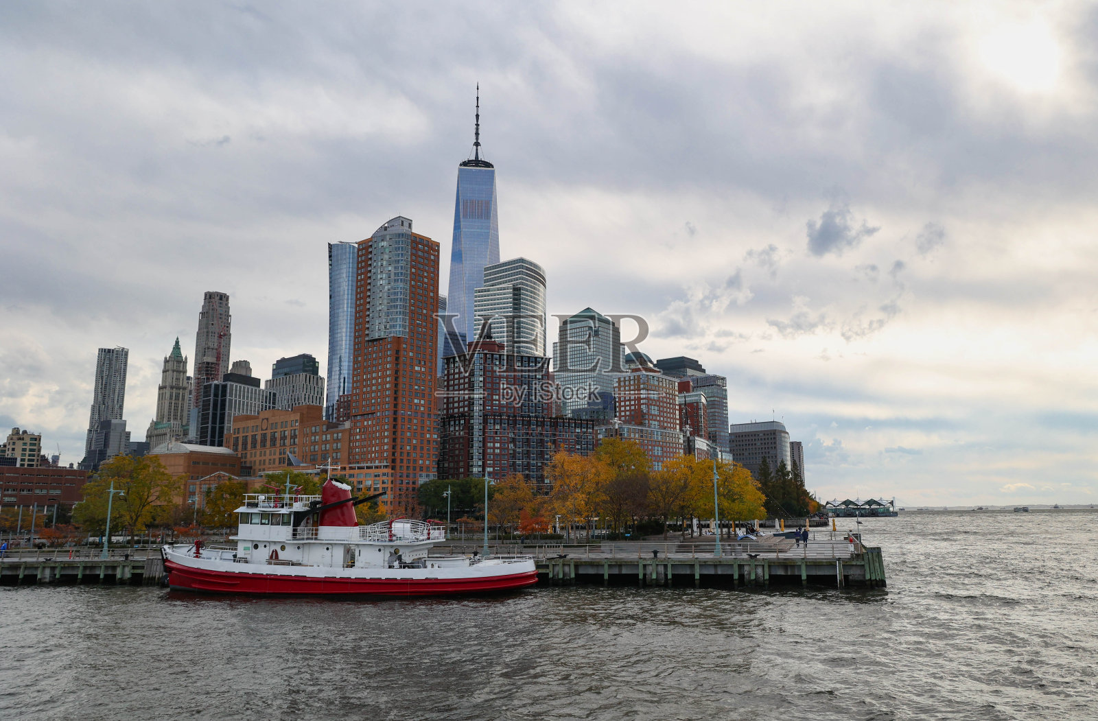 暴风雨来临时曼哈顿下城的天际线照片摄影图片