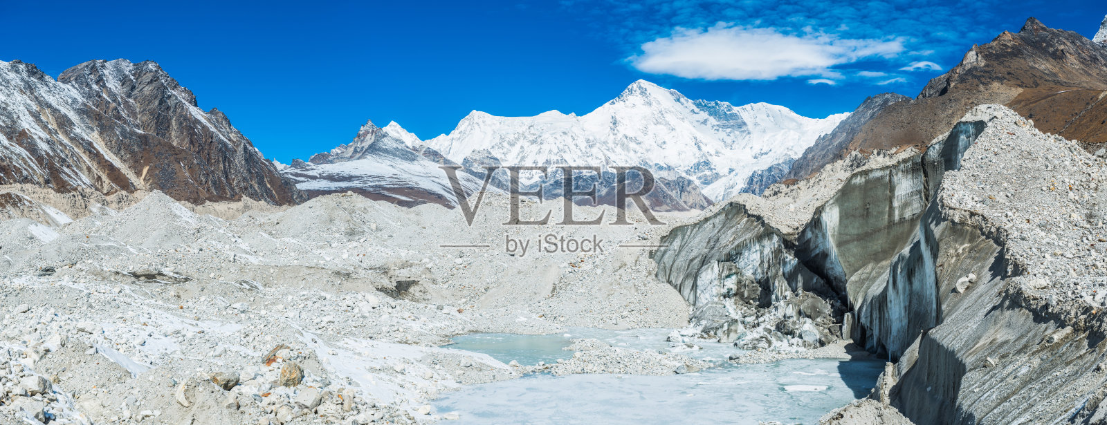 尼泊尔恩津冈巴冰川下的喜马拉雅山脉全景照片摄影图片