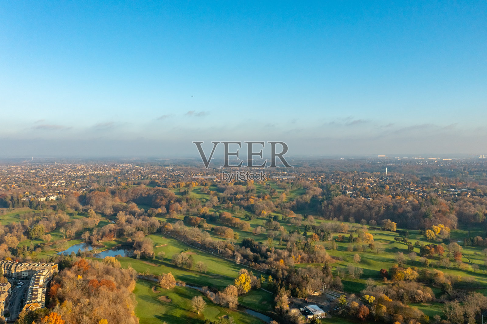 鸟瞰图的住宅小区在Rutherford路和Islinton大街，独立和复式住宅，伍德布里奇，沃恩，加拿大照片摄影图片