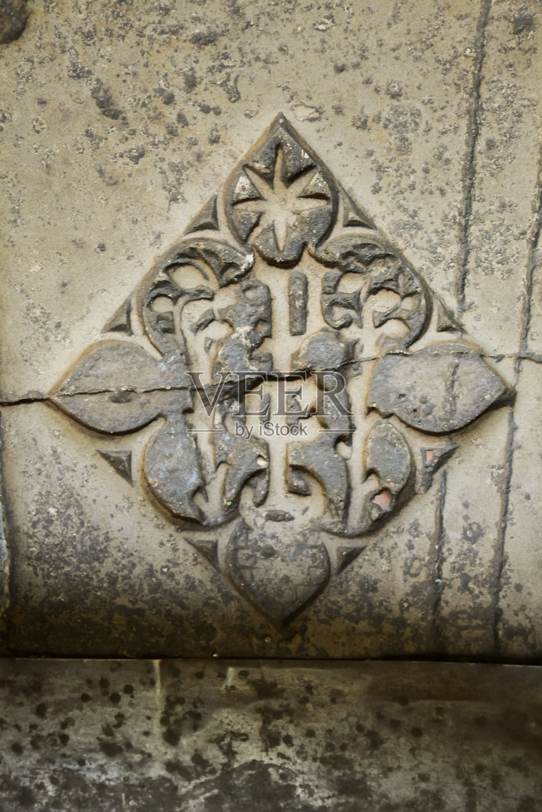 教堂墙上非同寻常的石雕照片摄影图片