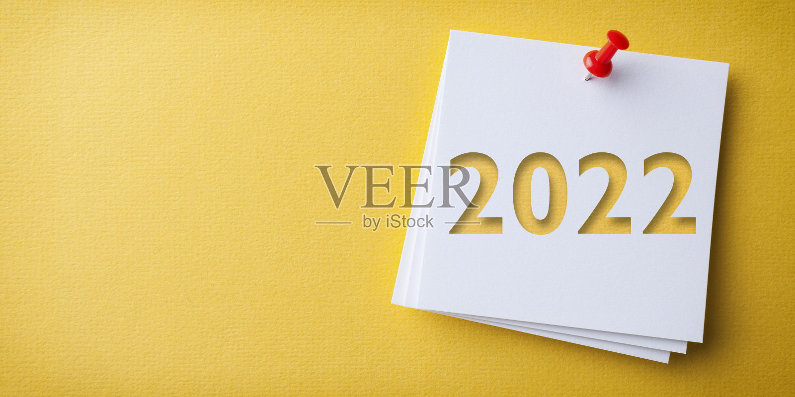 白色的便利贴和黄色背景上的红色图钉照片摄影图片