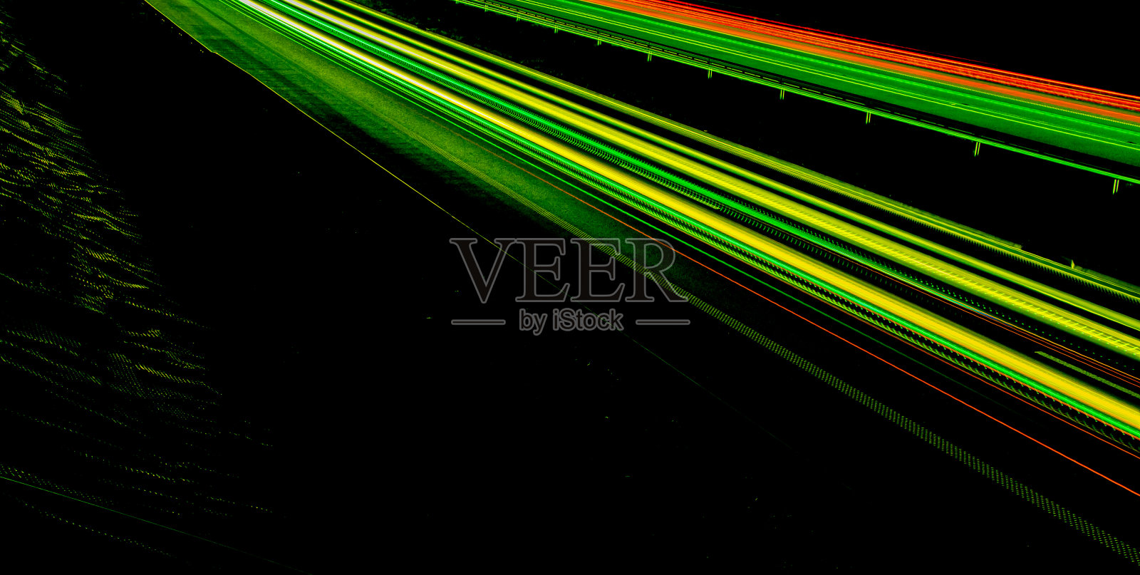 夜灯。夜间移动的汽车的灯光。长时间曝光红，蓝，绿，橙。照片摄影图片