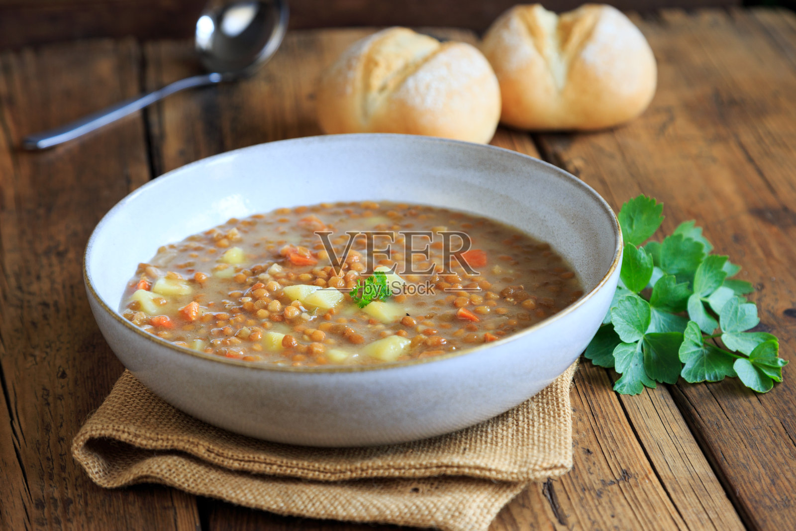 白色盘子里丰盛的自制扁豆汤照片摄影图片