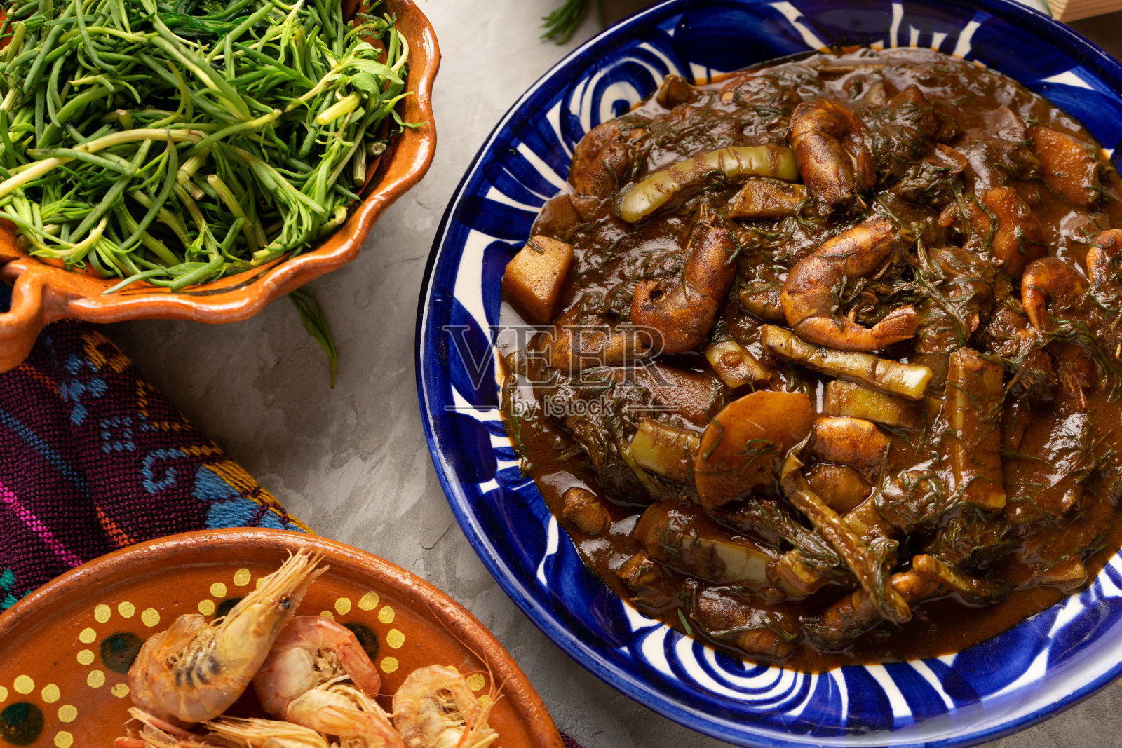 墨西哥煎饼配鼹鼠酱和灰色背景上的虾照片摄影图片