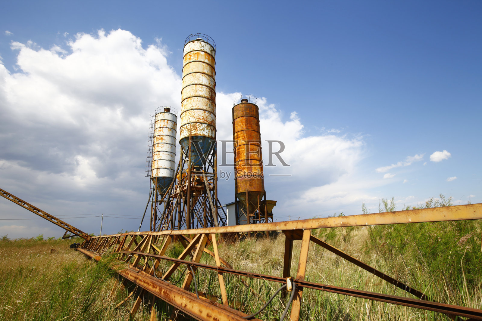 混凝土搅拌筒仓、工地施工设施。照片摄影图片