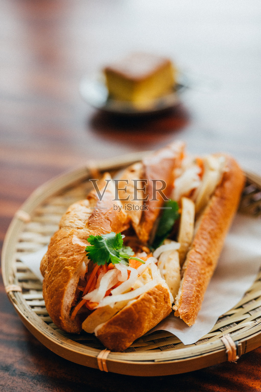 鸡肉火腿三明治在旧编织竹木托盘上照片摄影图片