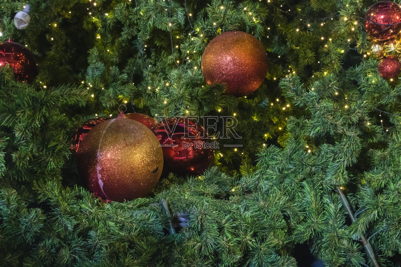 新年快乐圣诞树装饰背景边闪烁的灯泡花环的家庭节日。照片摄影图片