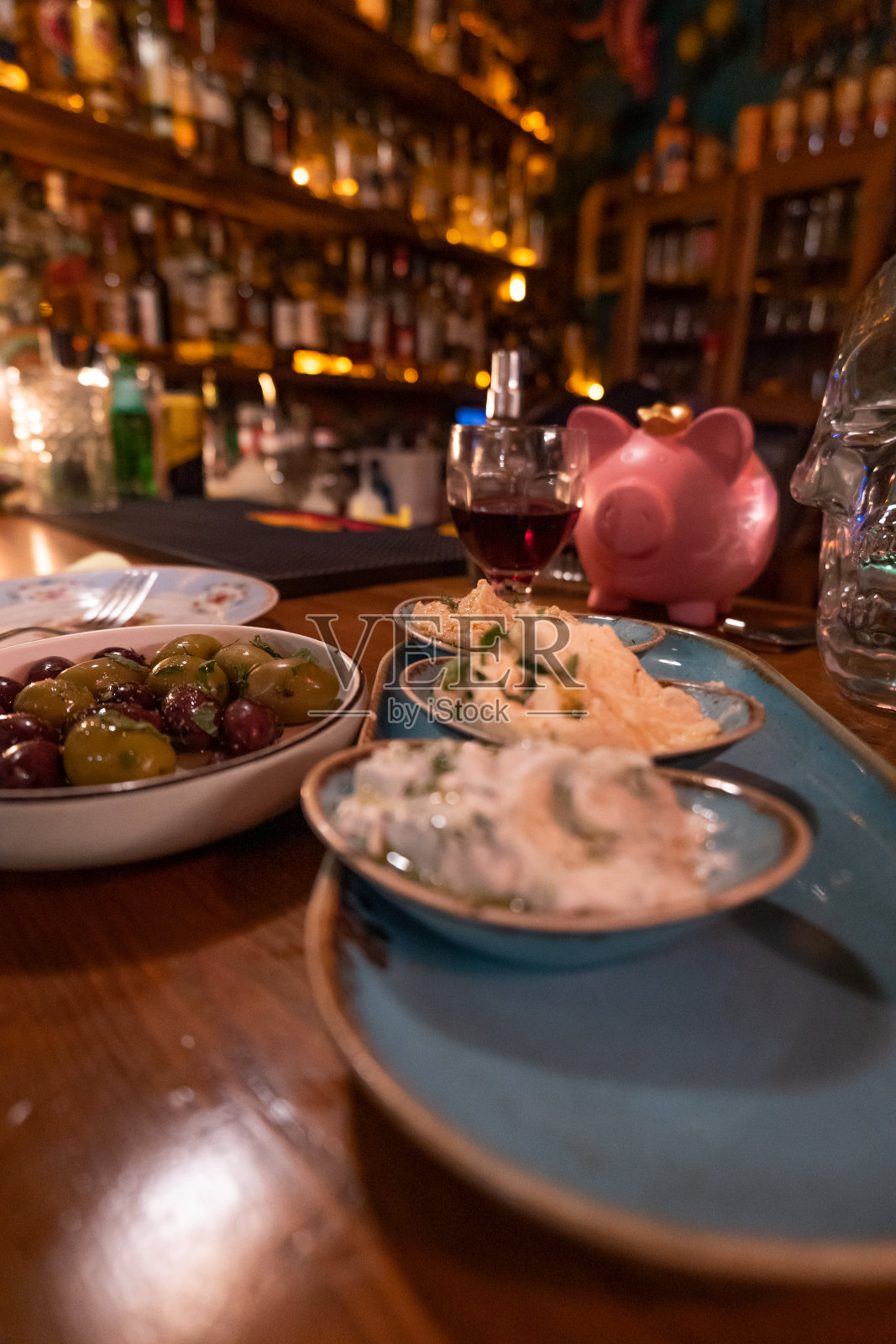 酒吧里的传统希腊食物照片摄影图片