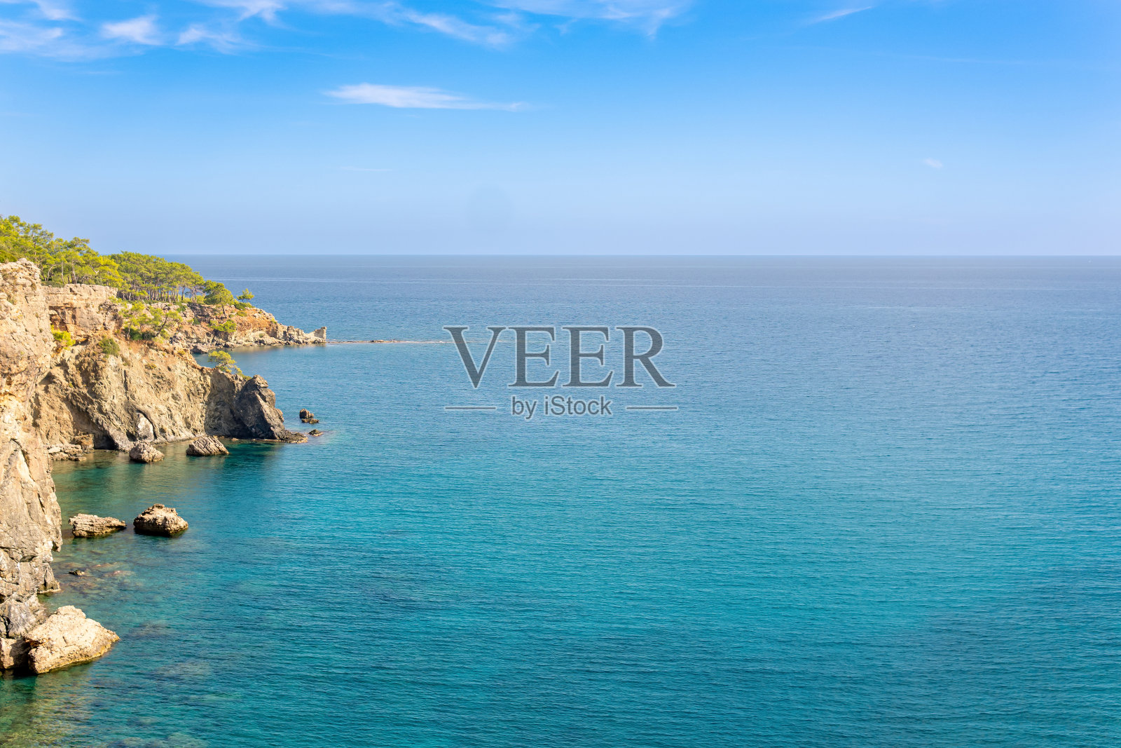 地中海海景和陡峭的树木海岸照片摄影图片