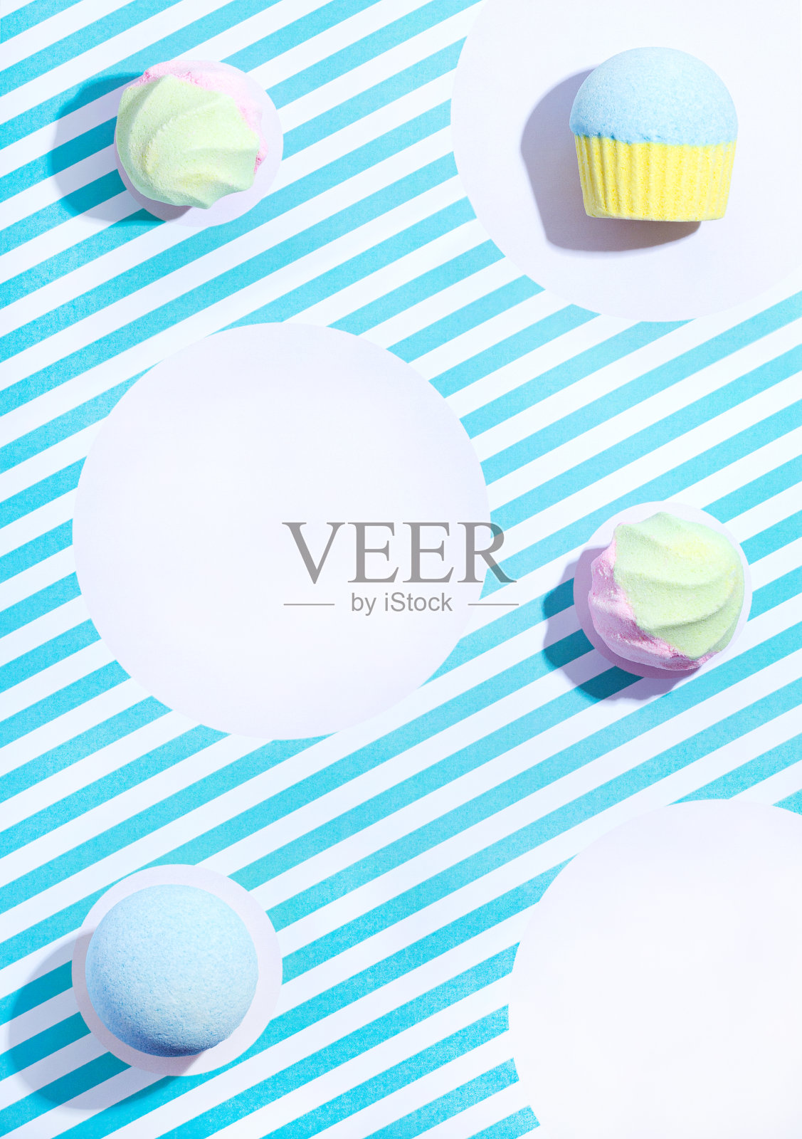 色彩柔和的浴弹。明亮的创意概念照片摄影图片