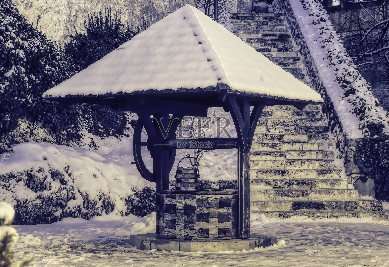 中世纪井用木桶。照片摄影图片