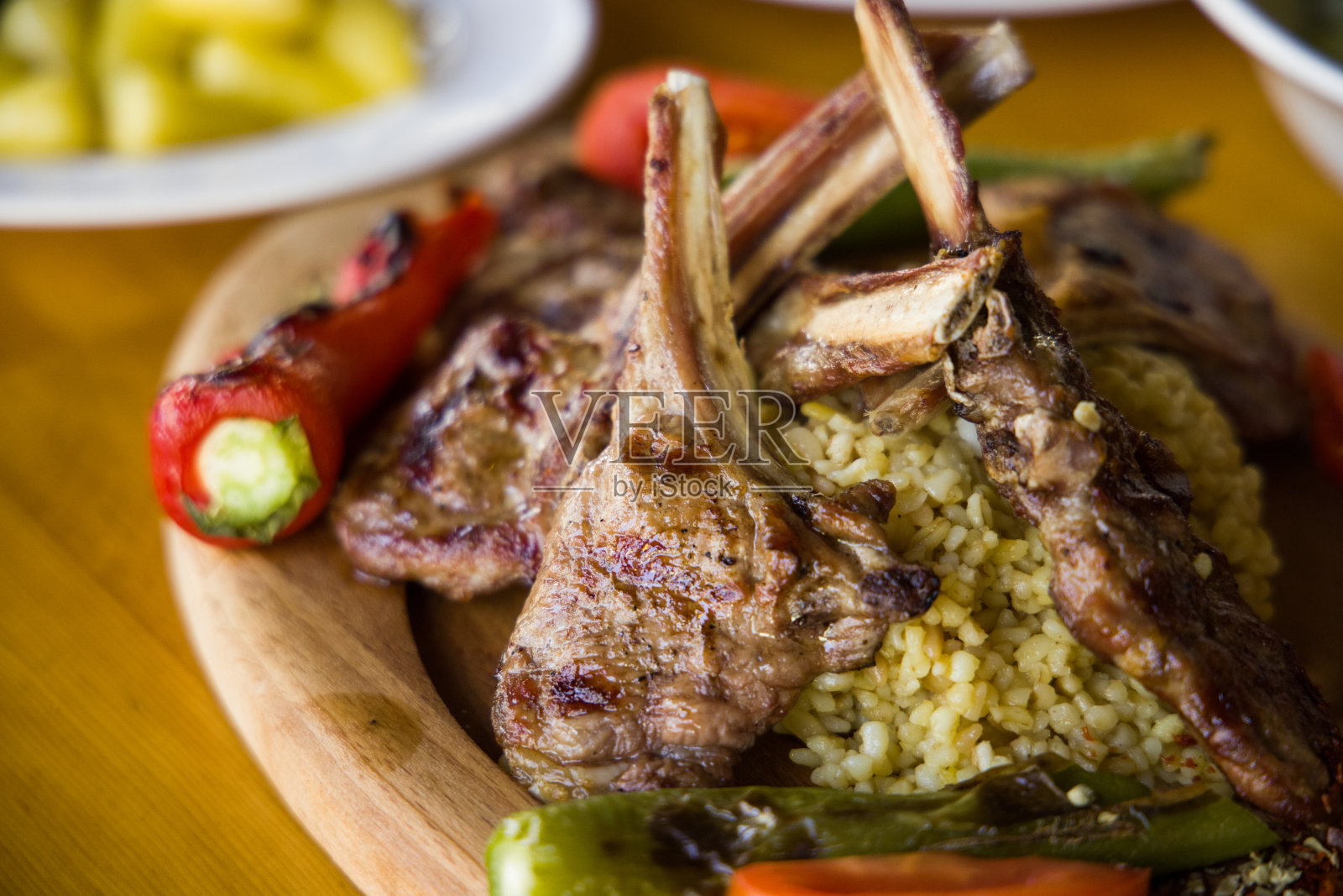 餐馆里美味的肉菜照片摄影图片