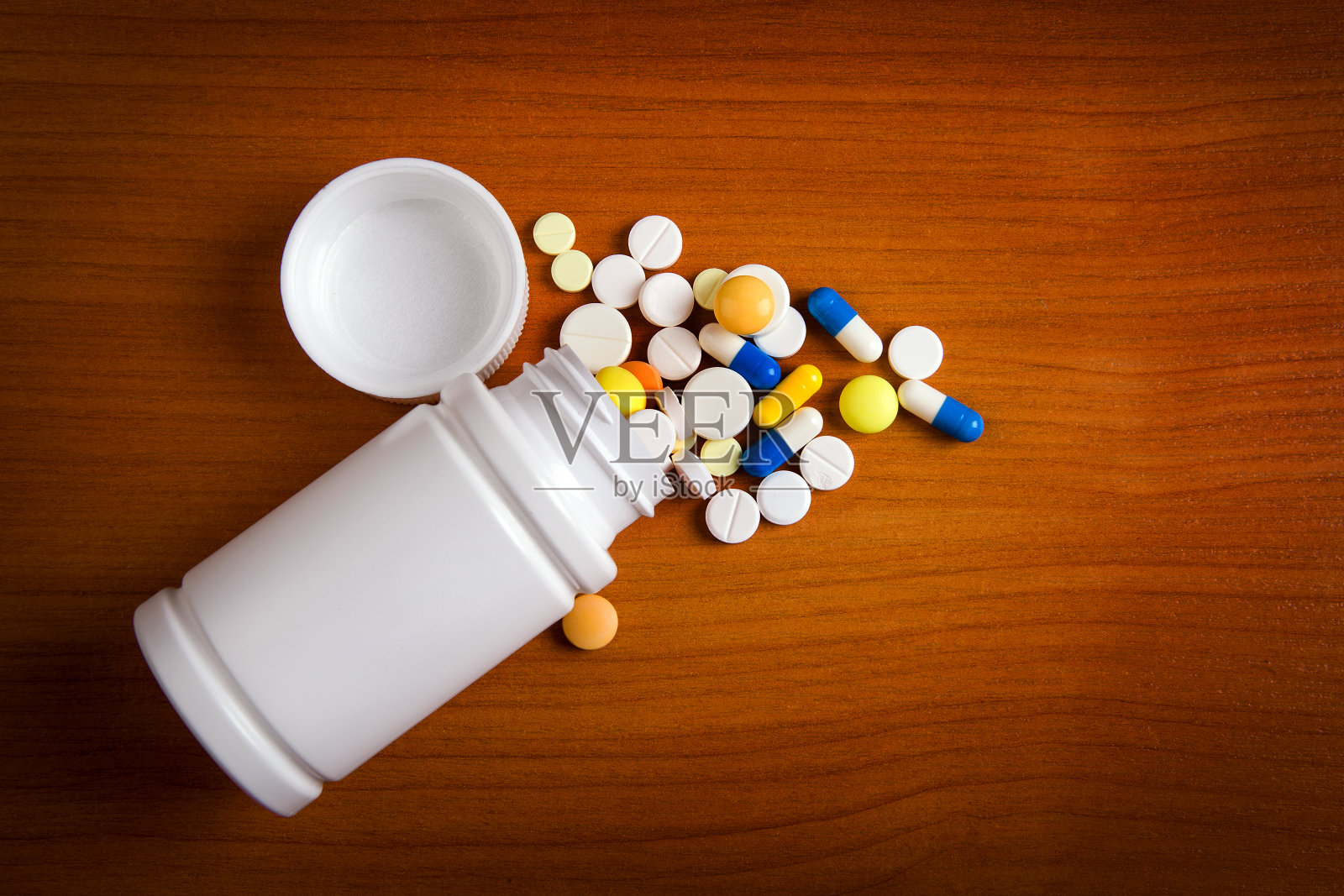 桌上的药丸照片摄影图片