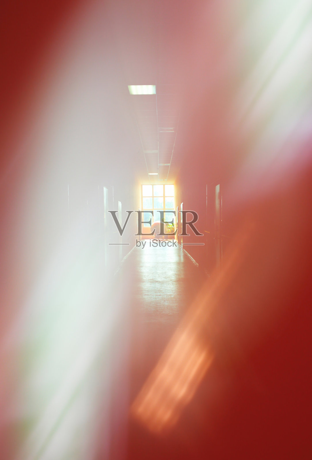 地球球体在办公走廊背景照片摄影图片