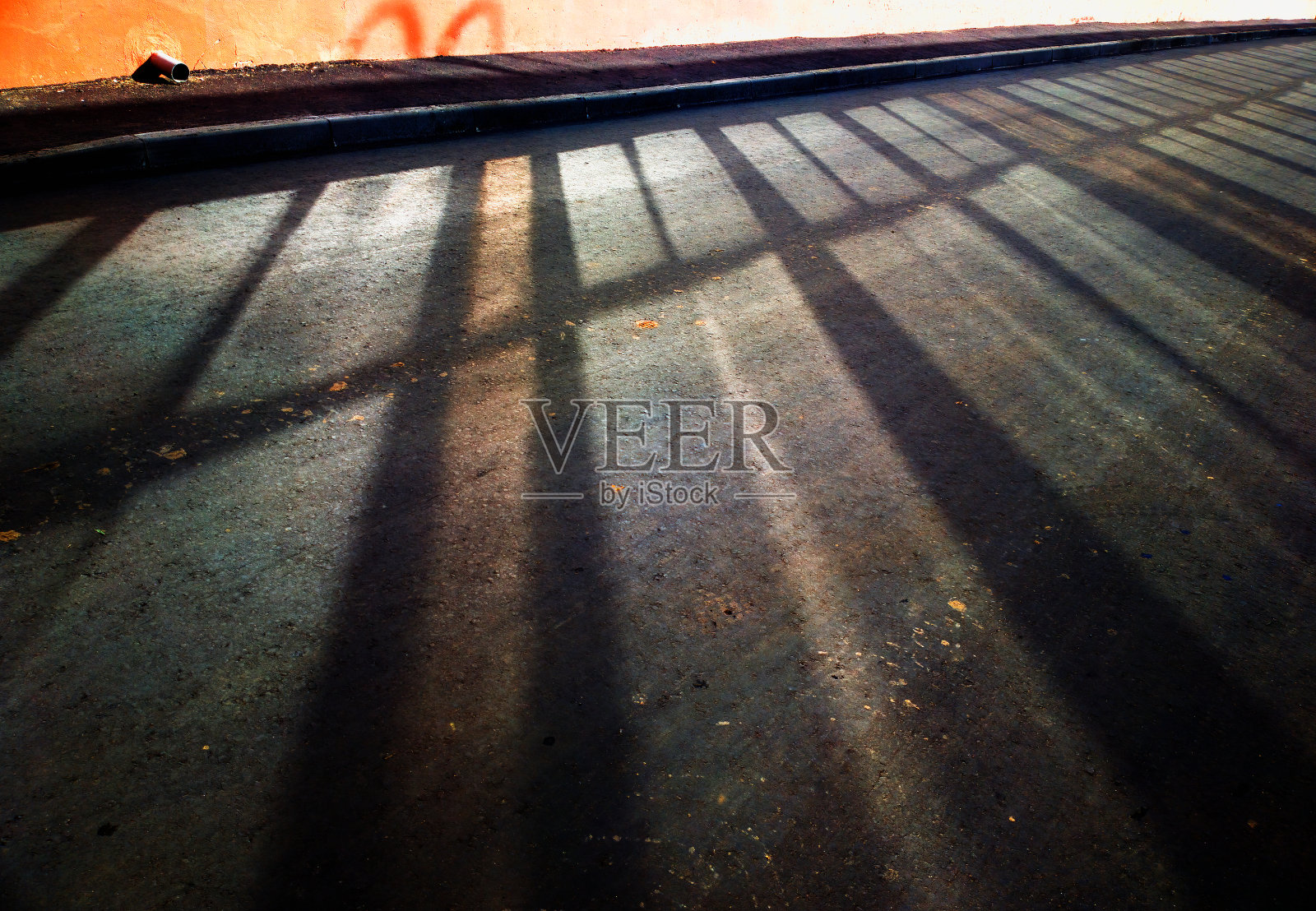 戏剧性的光线在街道沥青背景照片摄影图片