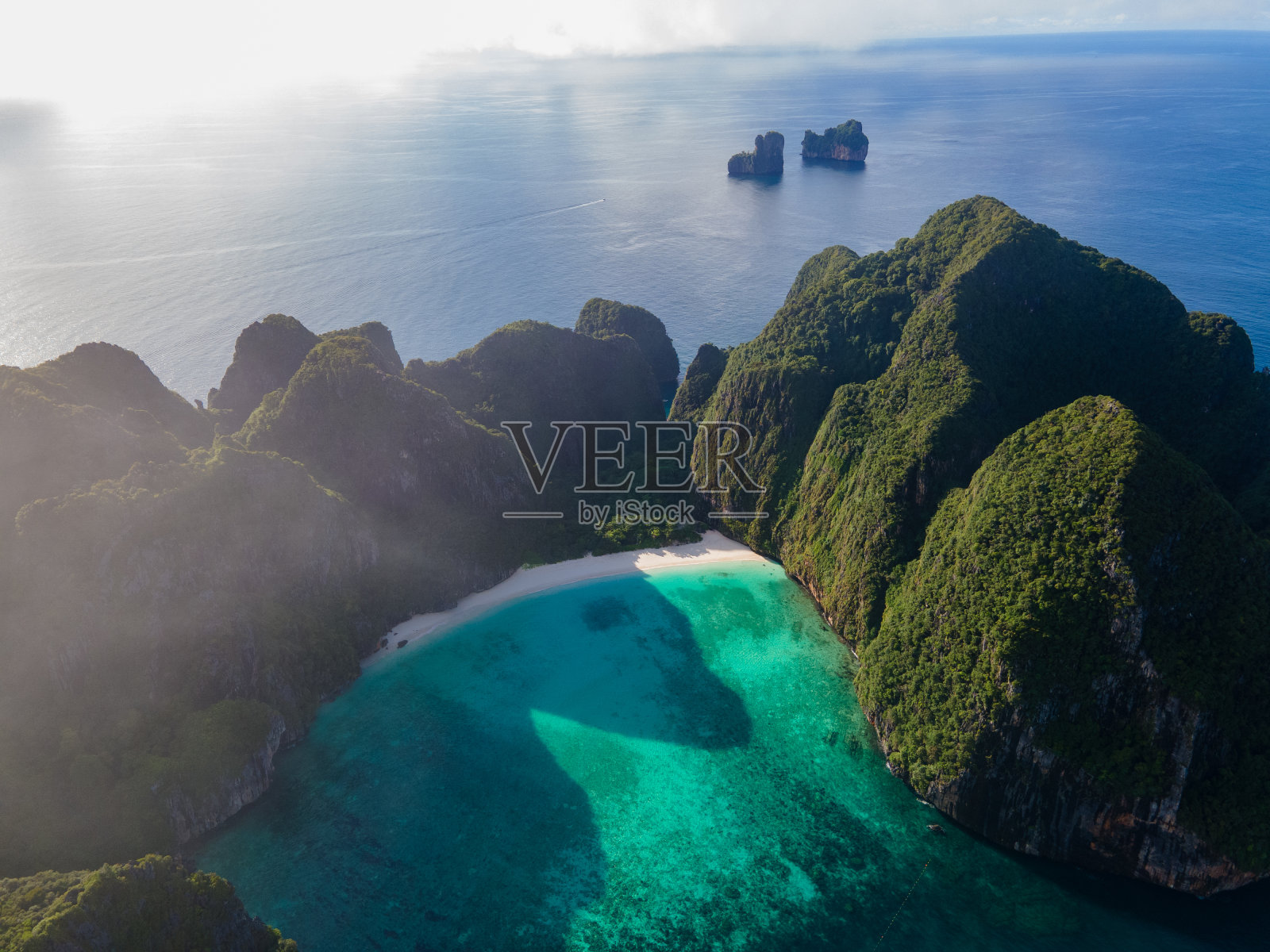 Maya Bay Koh Phi Phi Thailand，无人机鸟瞰Maya Bay Koh Phi Phi Thailand照片摄影图片