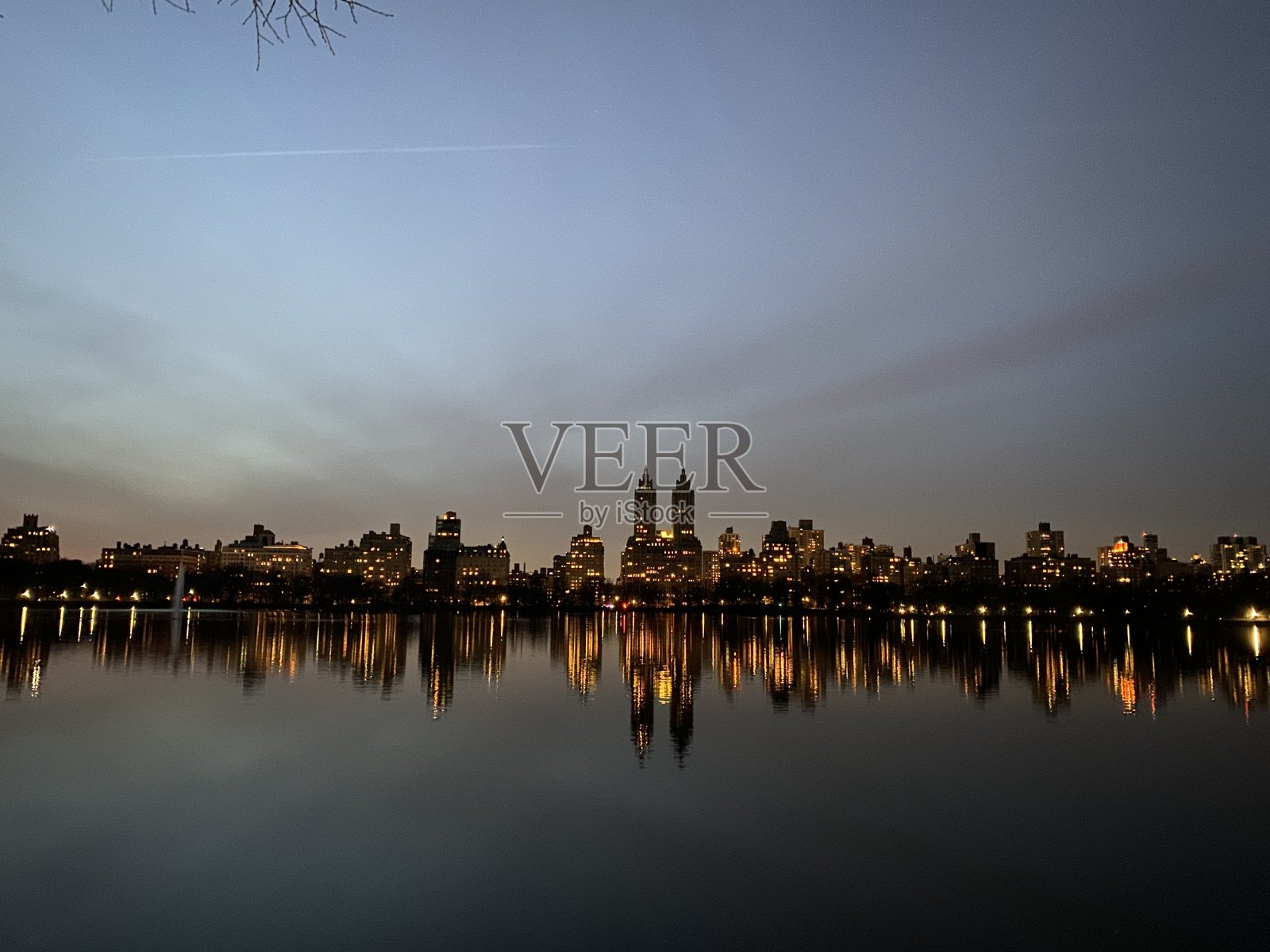 曼哈顿天际线及其倒影照片摄影图片