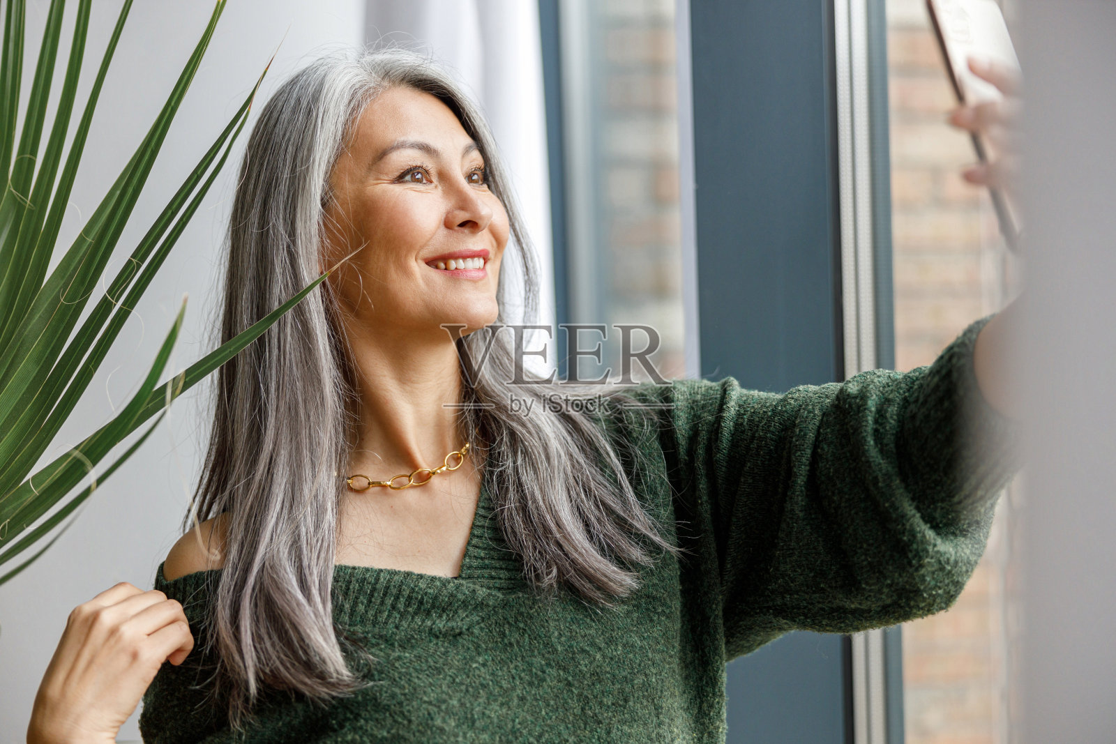 成熟美丽的亚洲浅色头发的女人在家里照片摄影图片