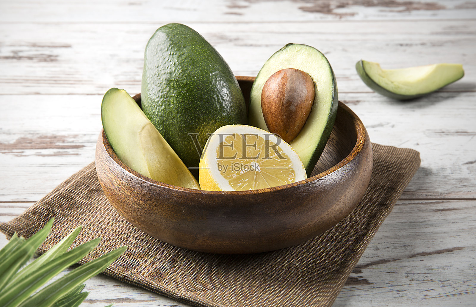 木桌上的牛油果和瓶子的高角度视图照片摄影图片