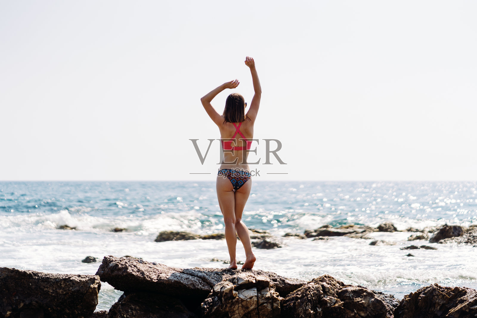 女旅行者在海边享受她的假期照片摄影图片