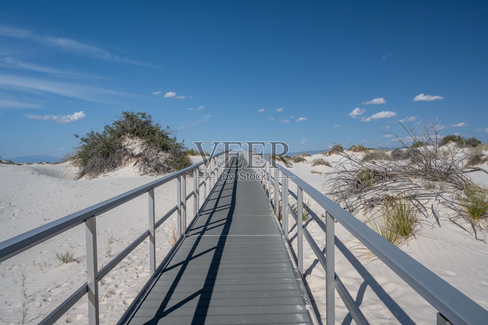 新墨西哥州白沙NP的一条很长的木板路照片摄影图片