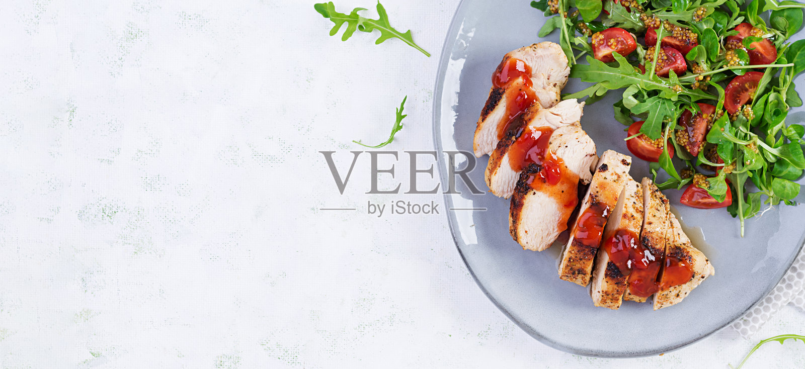 烤鸡柳配沙拉新鲜番茄和芝麻菜。俯视图，平铺照片摄影图片