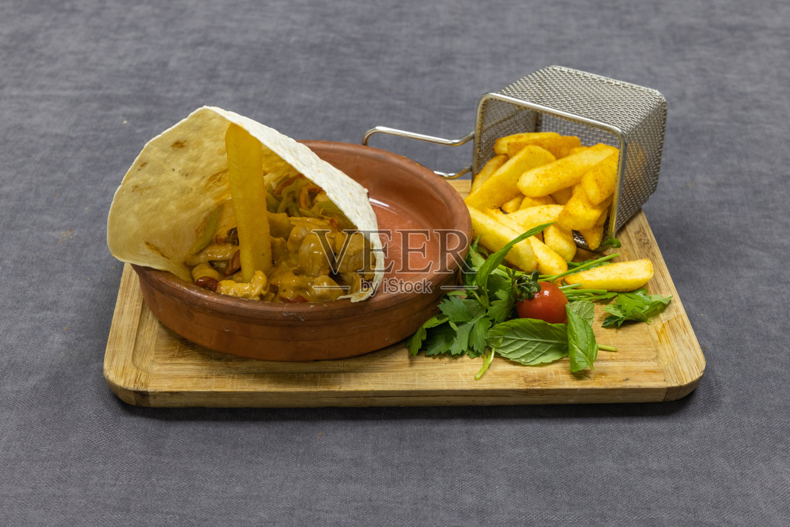 盘子里有鸡肉和土豆酱汁照片摄影图片