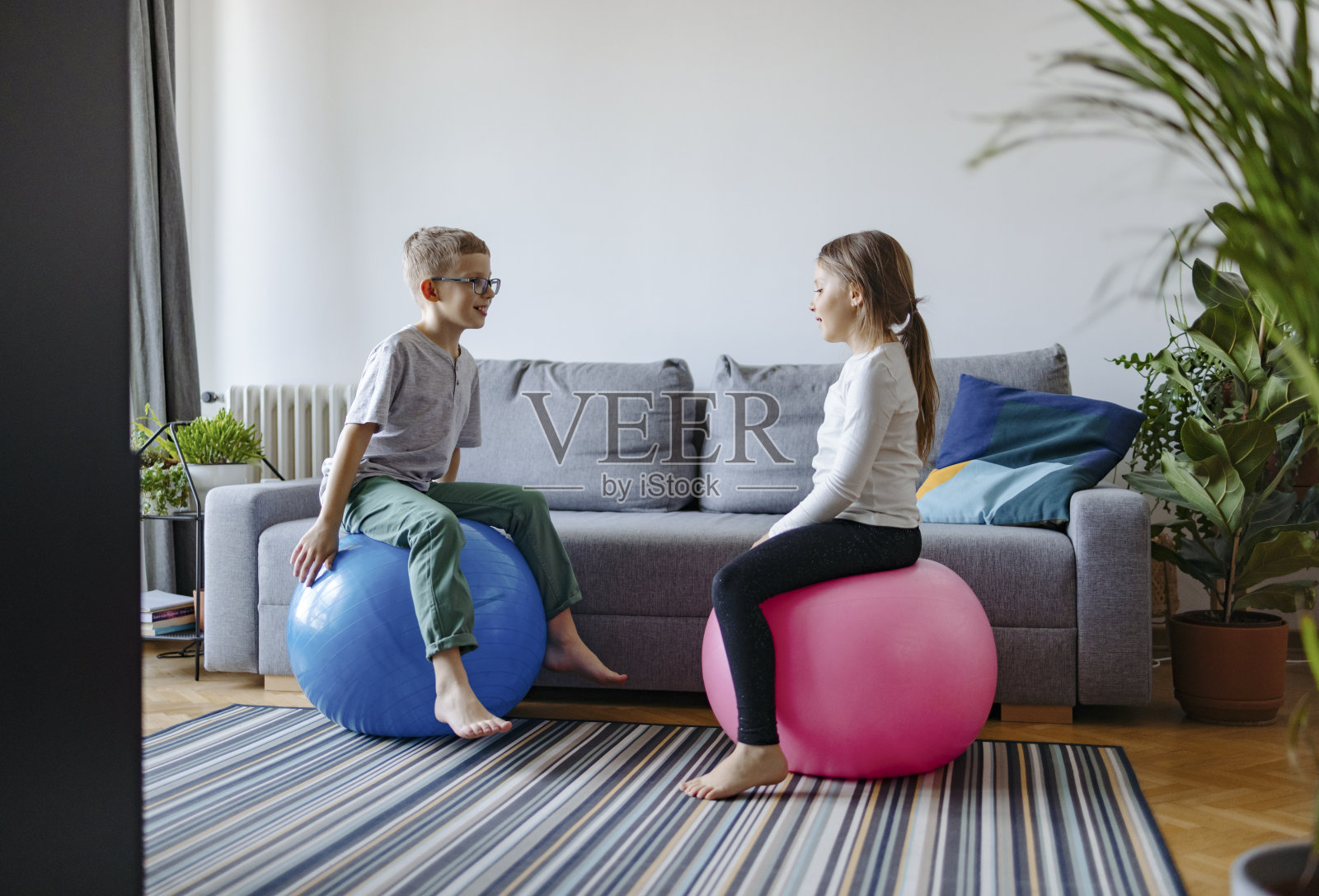 快乐的兄弟姐妹在家里玩得开心照片摄影图片