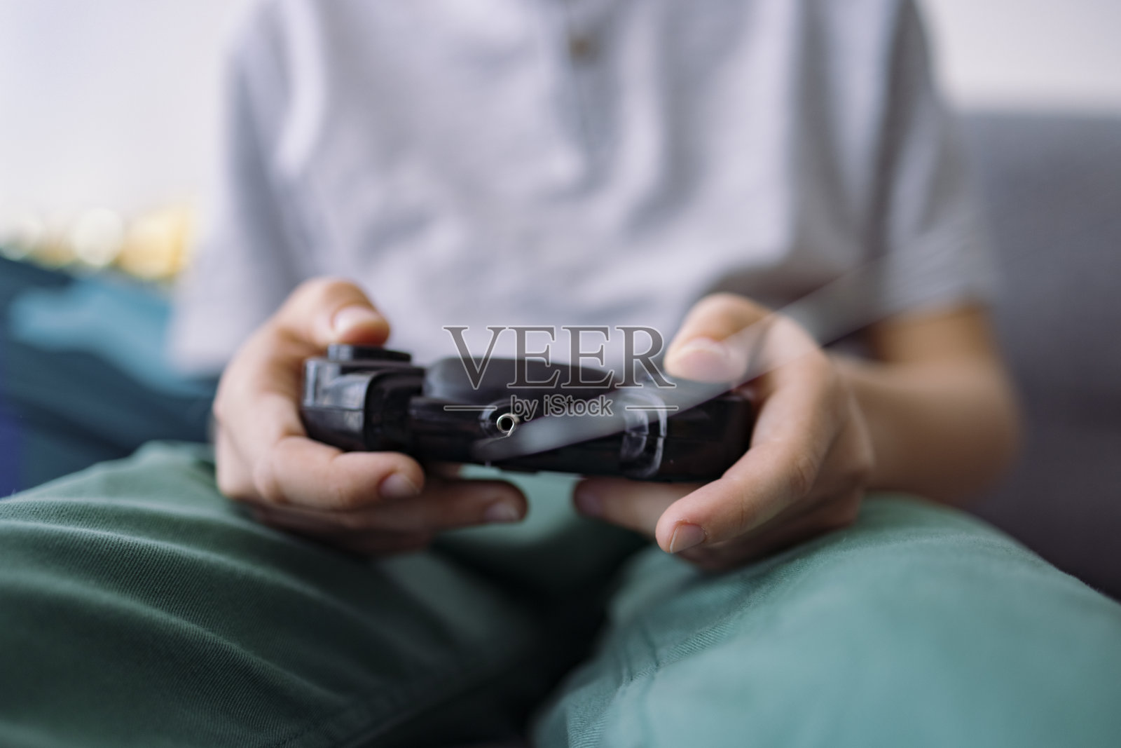 小男孩手握操纵杆的特写照片照片摄影图片