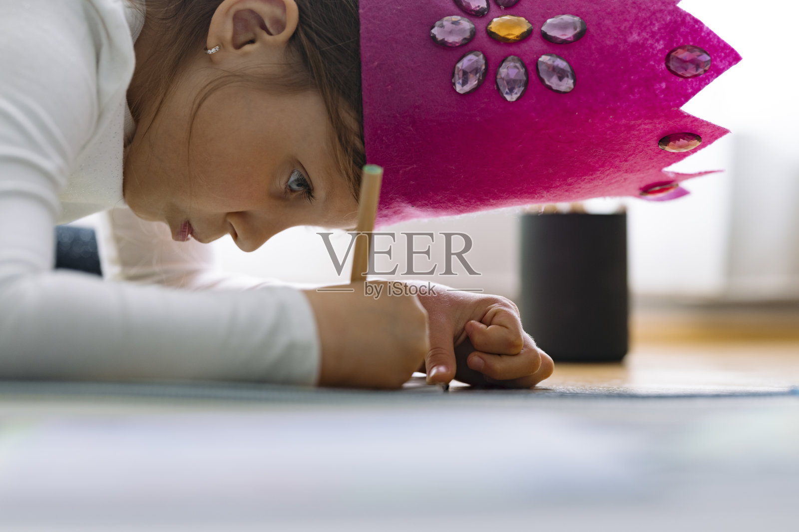 小女孩在客厅用彩色铅笔画画照片摄影图片