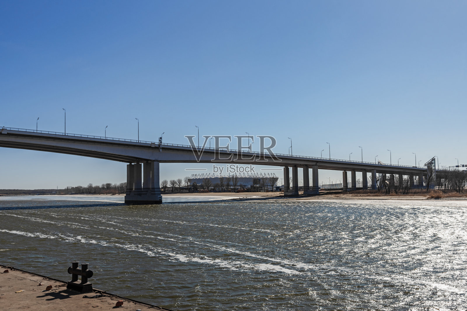 俄罗斯顿河畔罗斯托夫的沃罗希洛夫斯基桥照片摄影图片