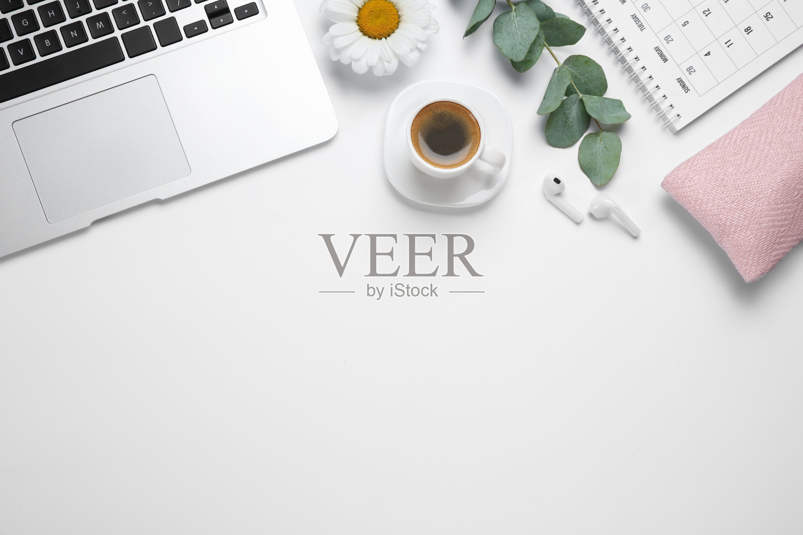 合成杯咖啡和笔记本电脑在白色背景，俯视图照片摄影图片