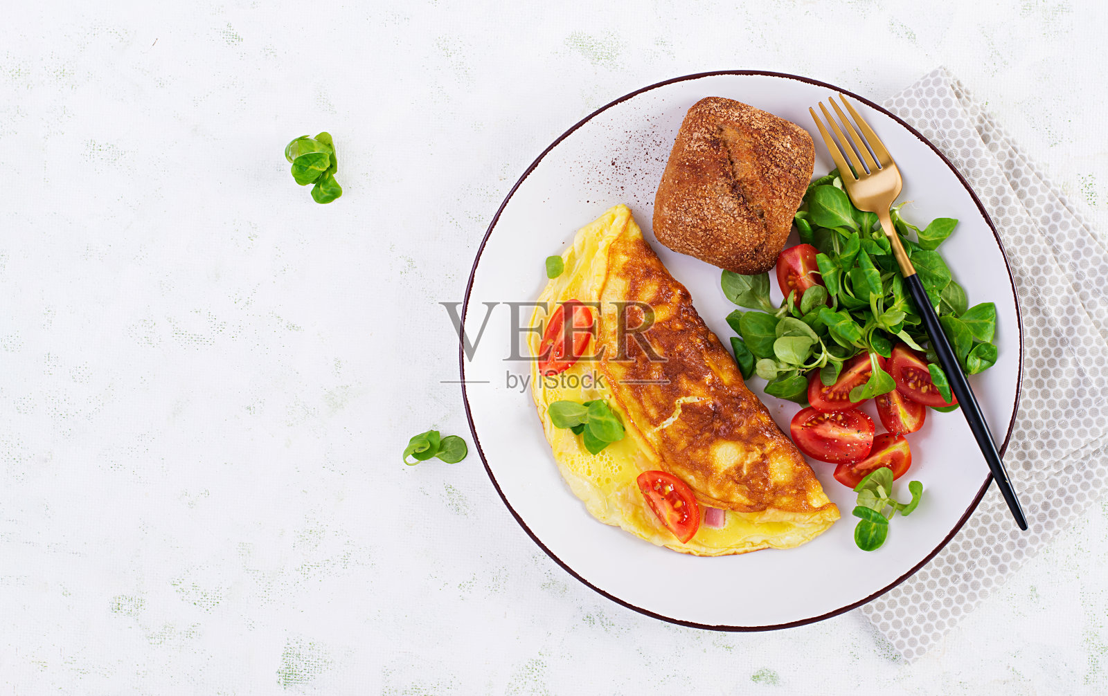 煎蛋卷配蕃茄、火腿、芝士及玉米沙拉。煎蛋饼——意大利煎蛋卷。顶视图,开销照片摄影图片