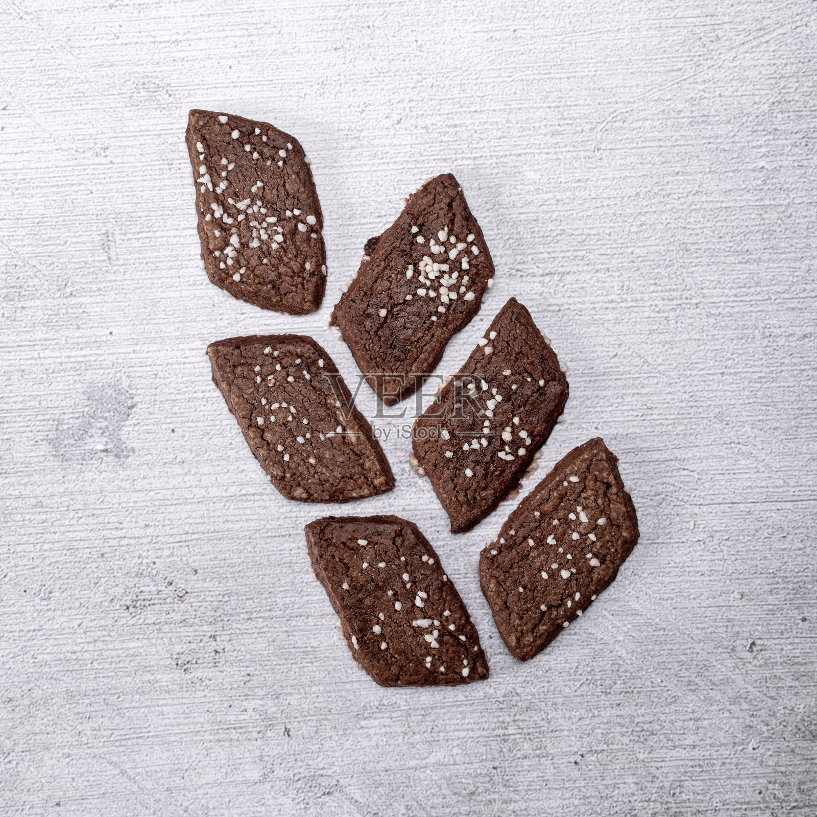 新鲜的自制巧克力饼干，上面有瑞典糖。照片摄影图片