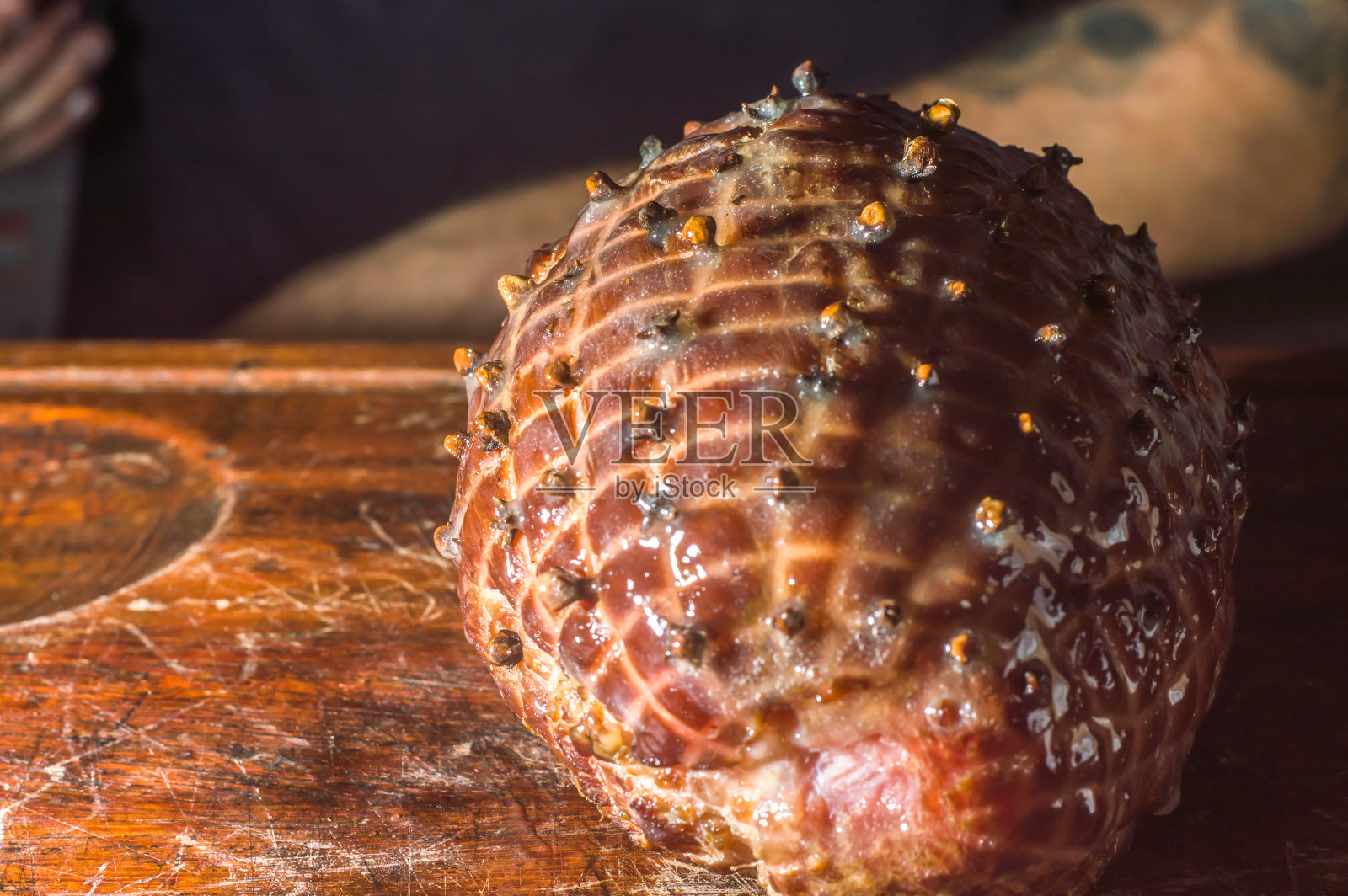 传统的切片蜜汁火腿准备过节，圣诞节的概念，选择性的焦点和复制空间照片摄影图片