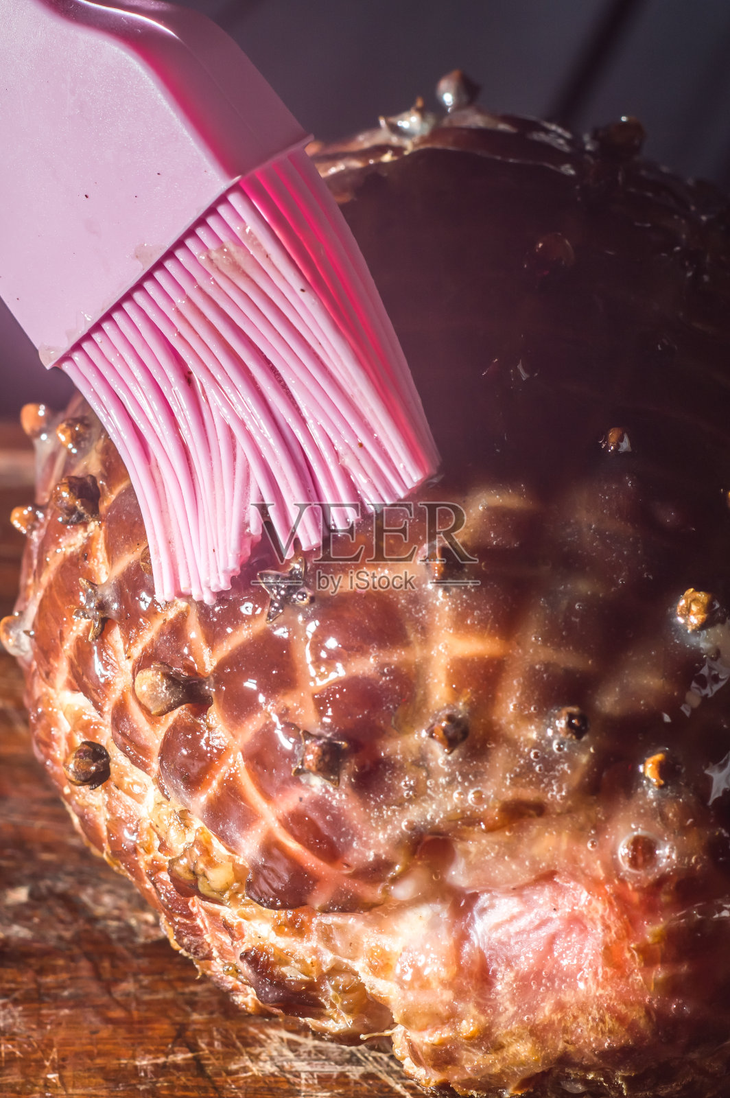 传统的切片蜜汁火腿准备过节，圣诞节的概念，选择性的焦点和复制空间照片摄影图片