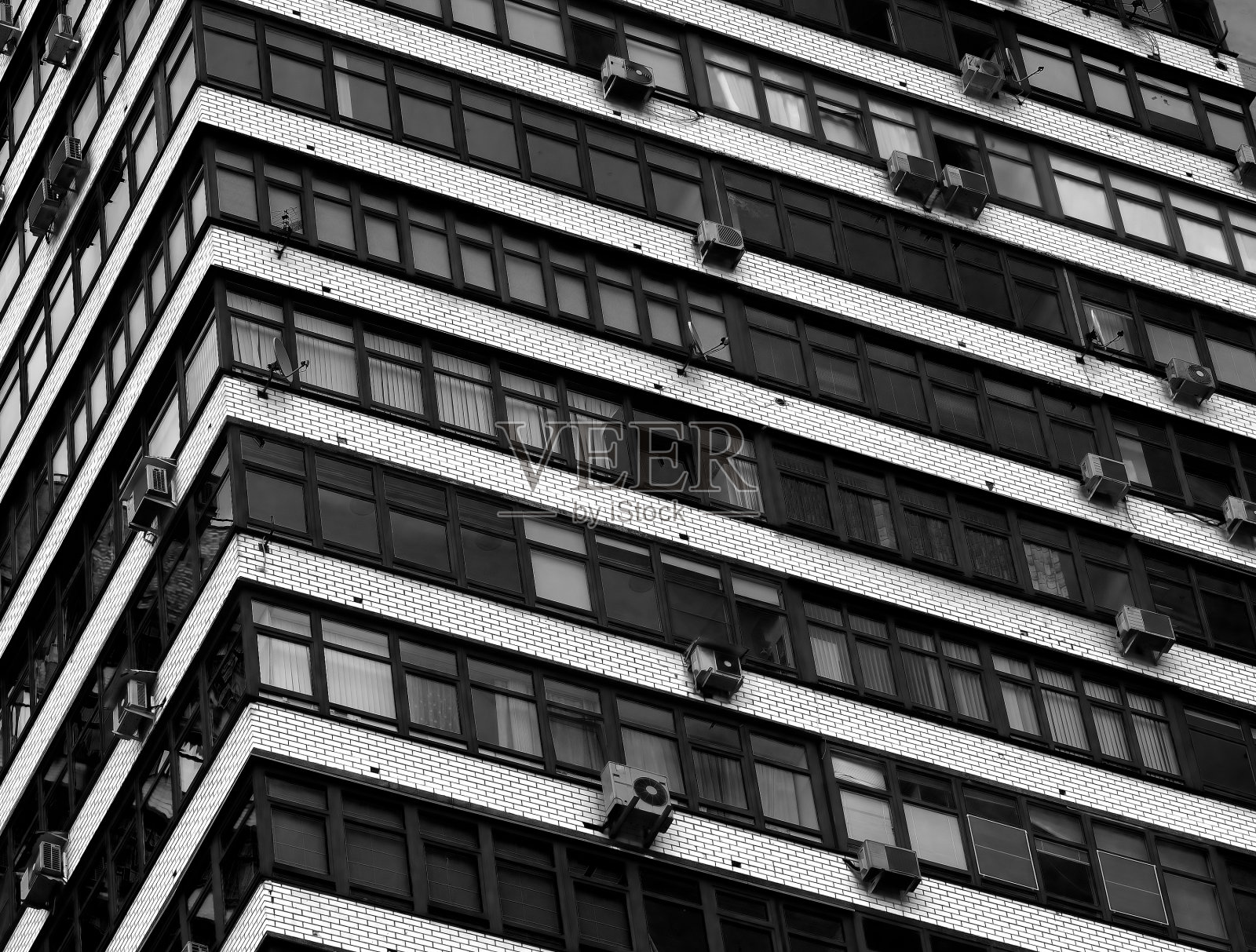 倾斜窗户的多层建筑背景照片摄影图片