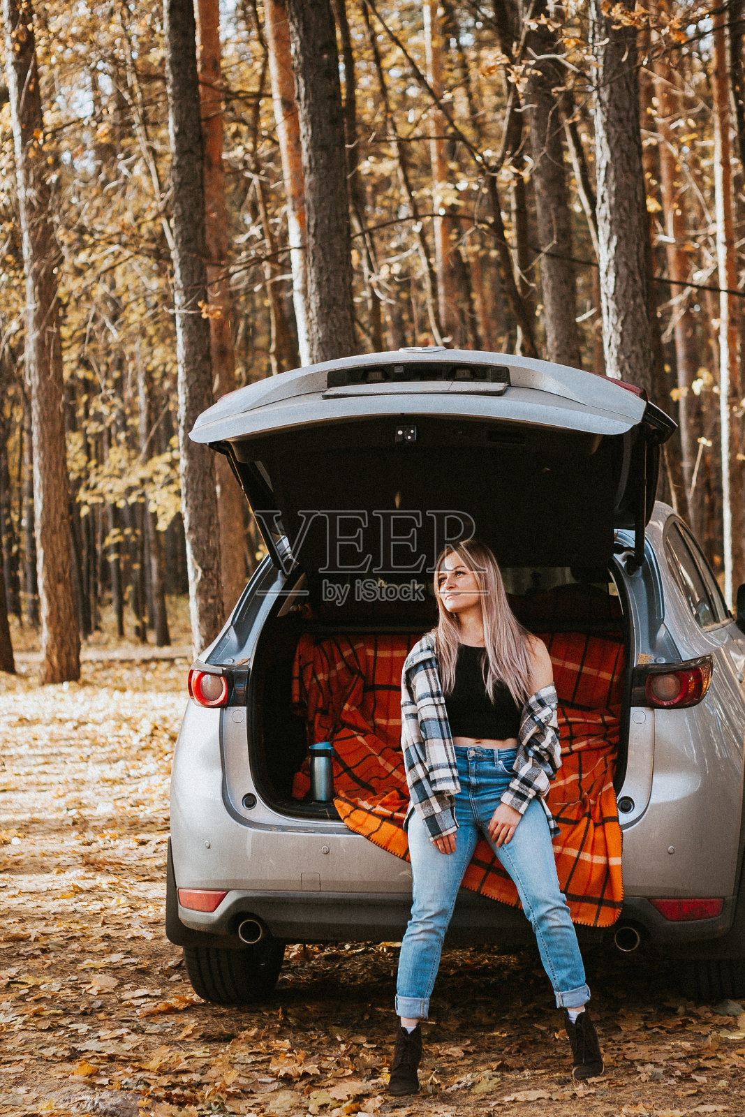 在车里喝咖啡的女孩照片摄影图片