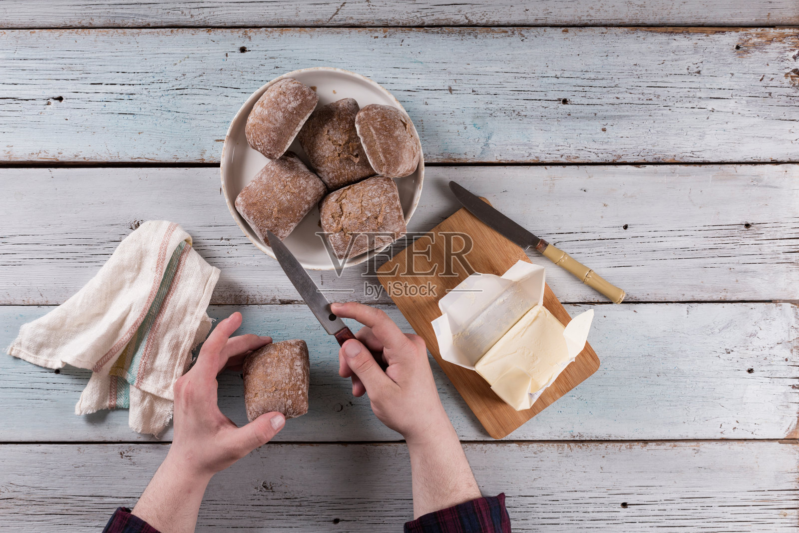 这家伙在家做三明治当早餐照片摄影图片