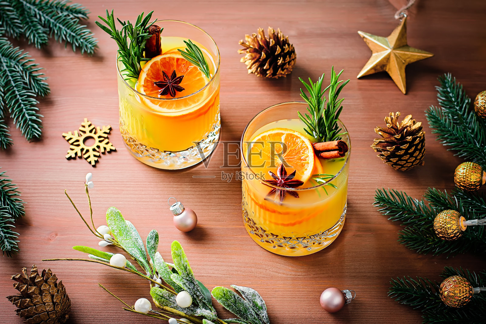 冬日温暖的波旁老式鸡尾酒中加入了橙子、肉桂和迷迭香照片摄影图片