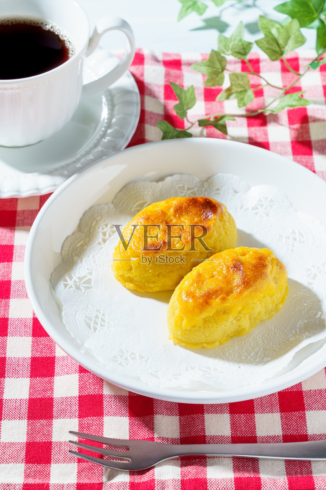 红薯蛋糕和咖啡放在木桌上照片摄影图片