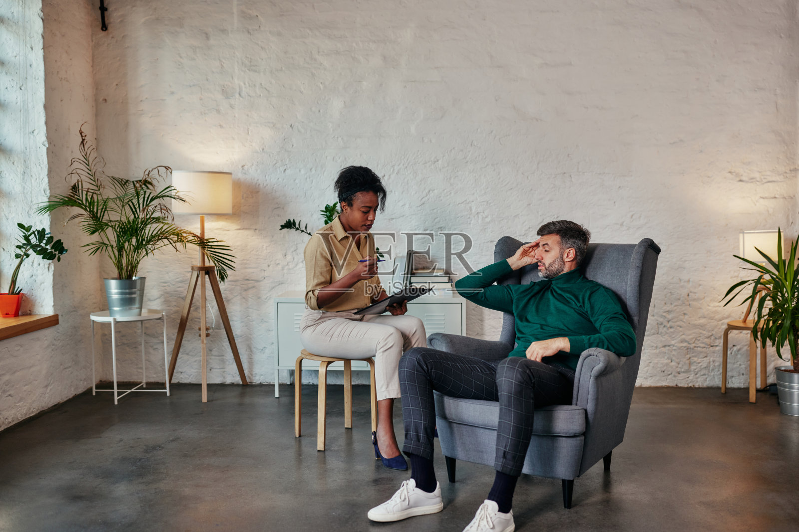 一名男子与非洲女性治疗师讨论问题照片摄影图片