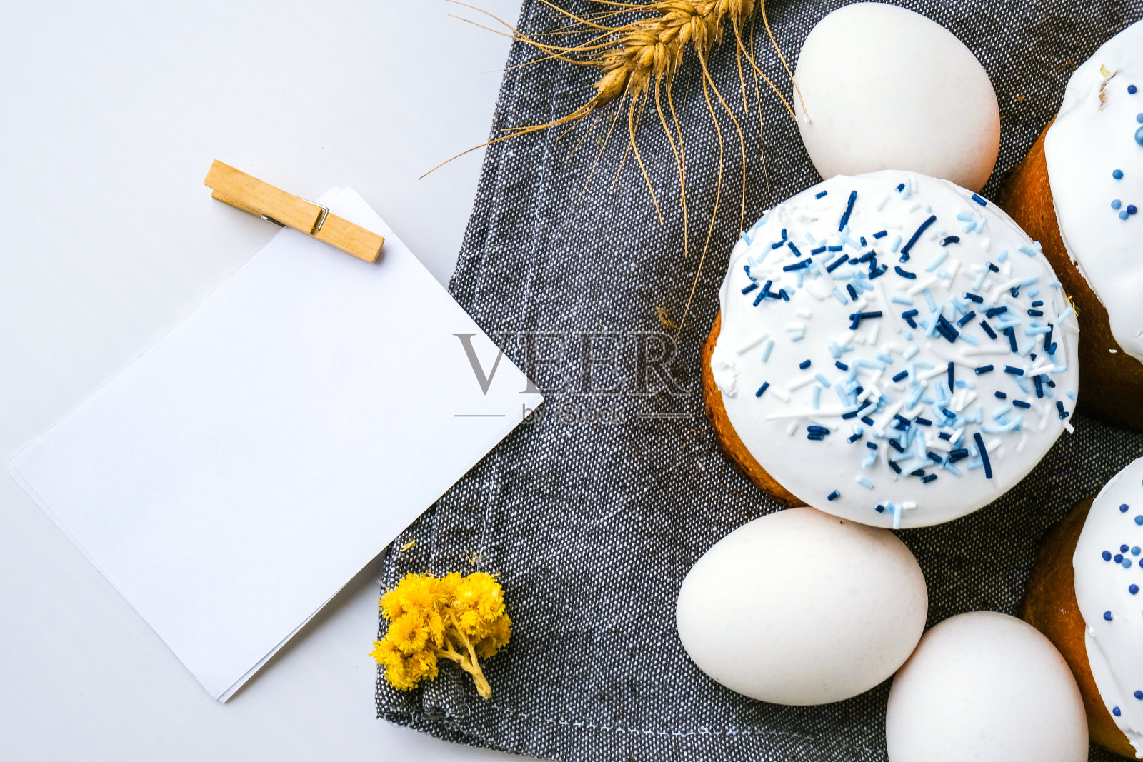 复活节彩蛋。快乐的日子明亮的复活节。东正教复活节假期。传统的食品。创意时尚潮流自制复活节蛋糕。复印纸照片摄影图片