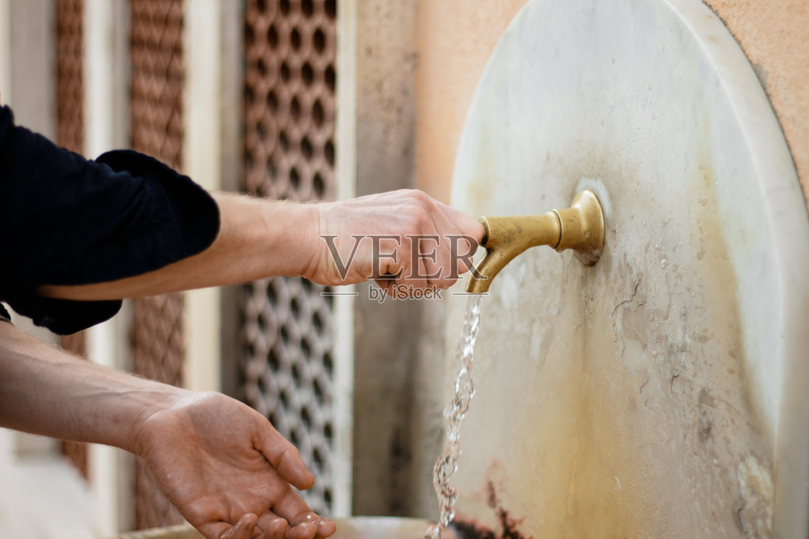 意大利罗马的一个老喷泉。照片摄影图片