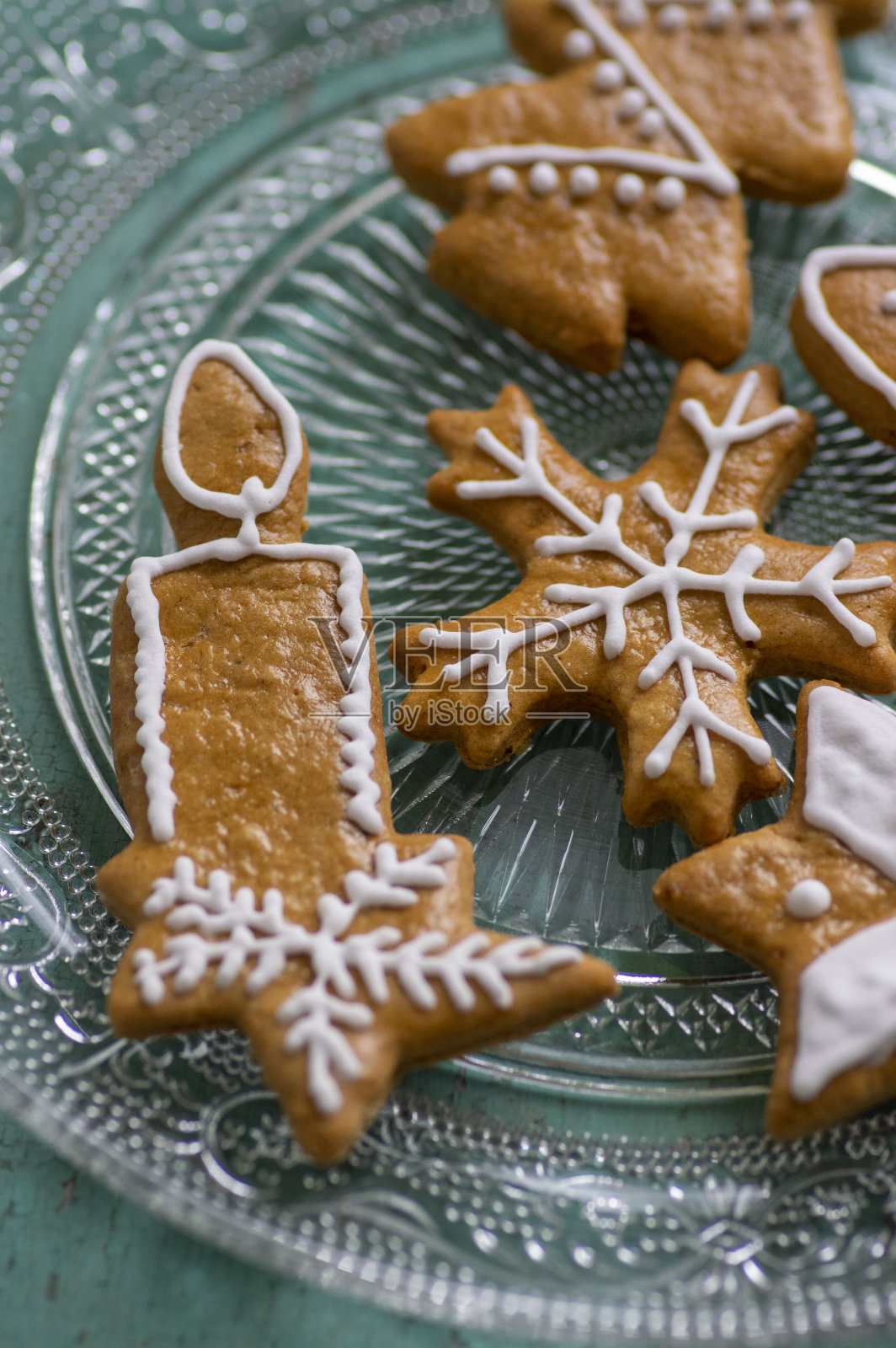 彩绘传统圣诞姜饼布置在古老的老式彩绘桌上，在日光下，常见的捷克美味糖果照片摄影图片