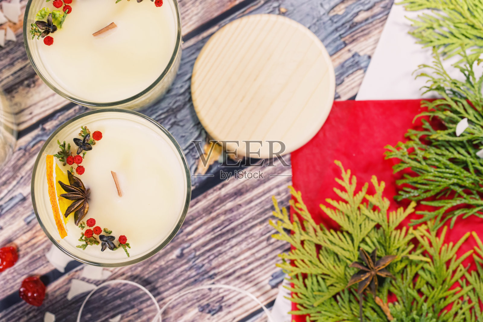 白色蜡烛与新年装饰照片摄影图片