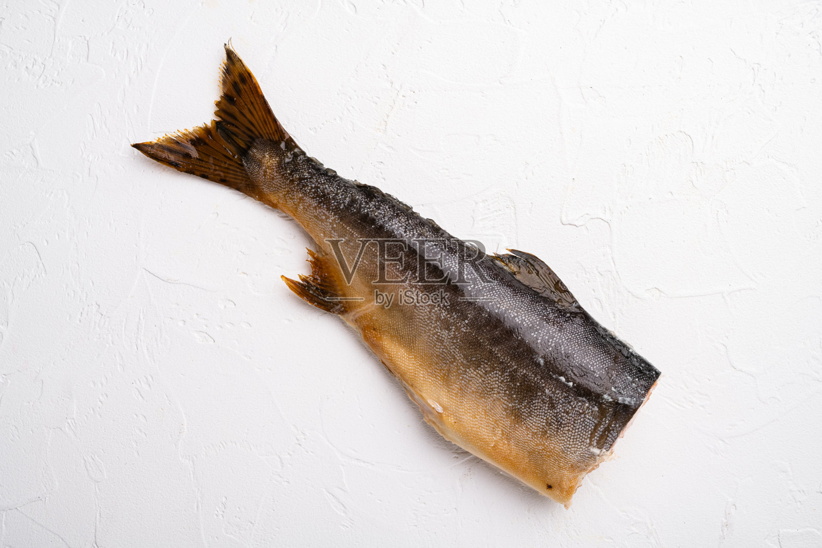 整条热熏鱼，放在白石桌的背景上，顶视图平放，带有文本复制空间照片摄影图片