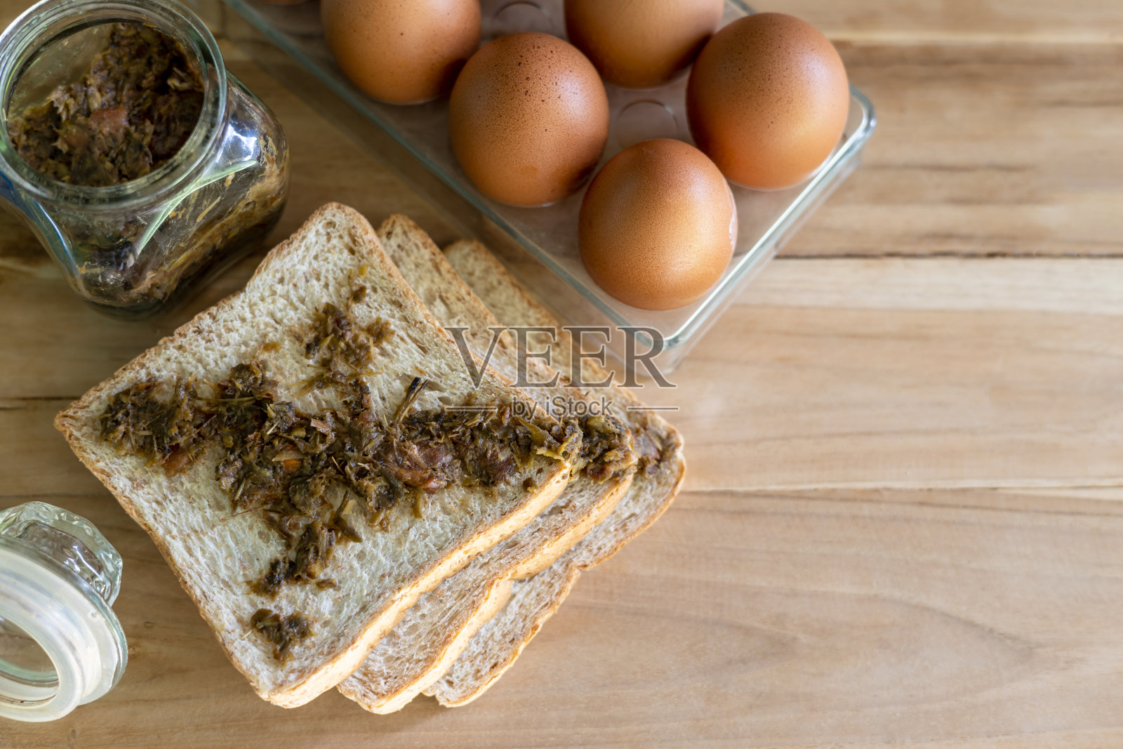 从高处俯瞰，三片涂着香草酱的面包。照片摄影图片