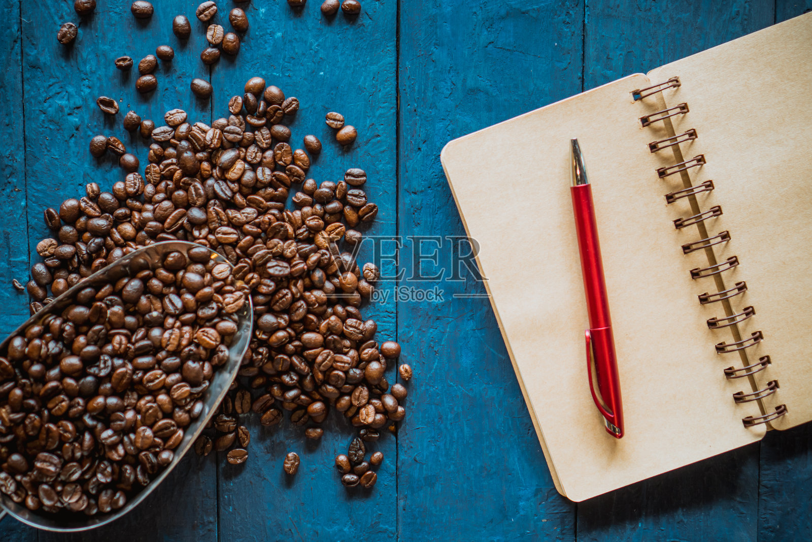 咖啡拿铁艺术烘焙咖啡豆平放在木桌上，放松时间，咖啡师艺术顶视图。照片摄影图片